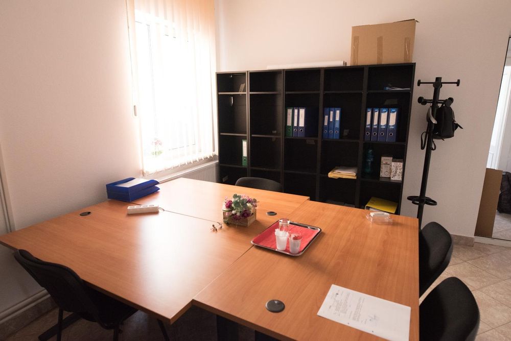 Dau in chirie apartament  la casa doua  camere plus una mica baie debara mobilat pt. birouri,curte acces auto,,ultracentral.