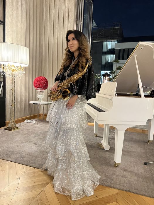 Саксофонистка, выступления в Алматы музыкант, саксофон, саксофонист