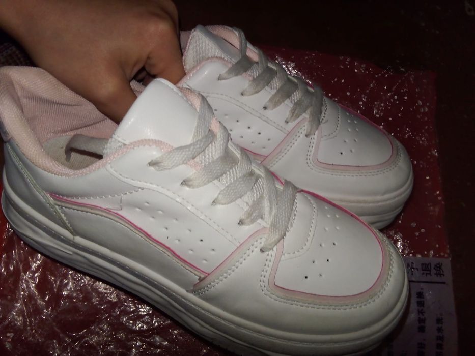 аяқ киім сатылады!