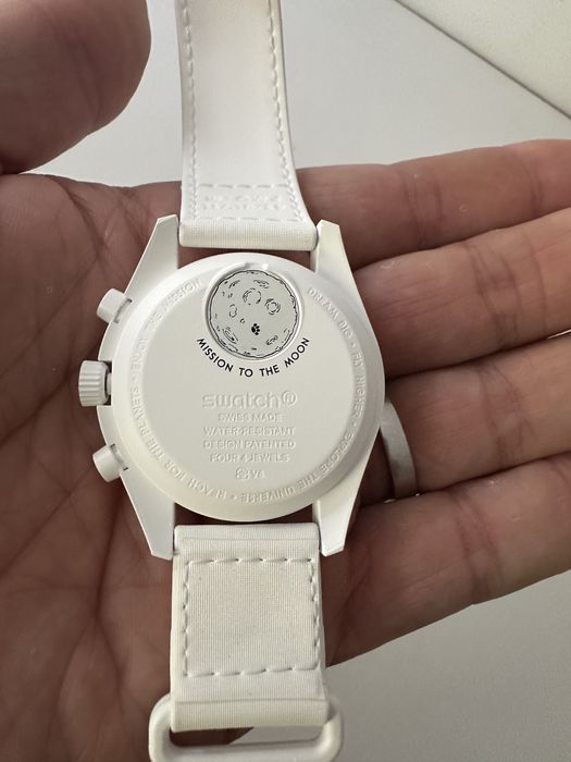 Omega x Swatch Moonswatch White Snoopy Edition. Nou in cutie.