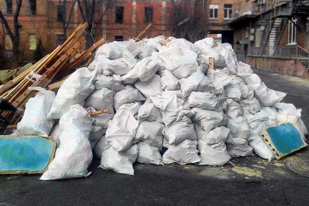 curatenie apartamente , demolat pereți , decapare gresie faianța parchet