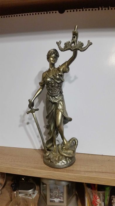 Красива статуетка. Много запазена. Около 30 см. висока.