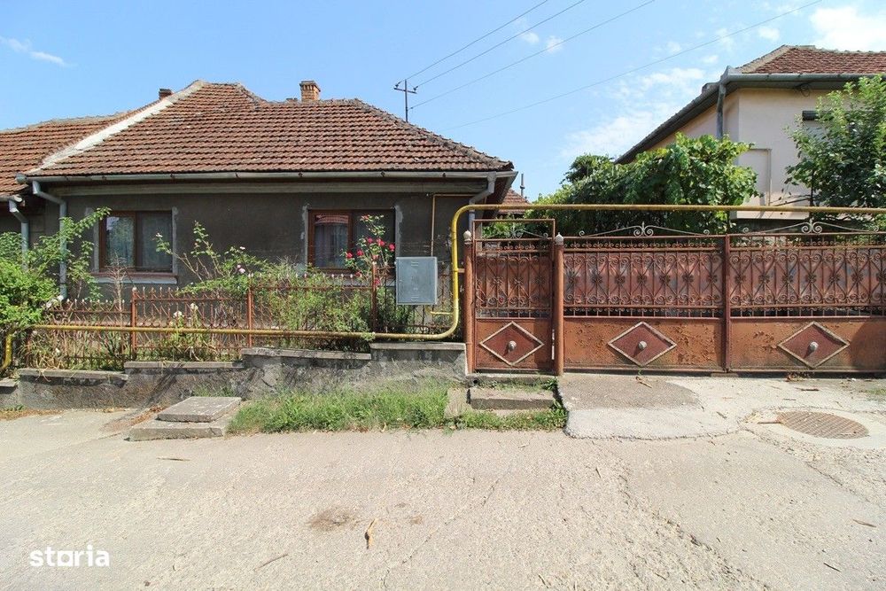 Vând casă P+Pod în Hunedoara, zona Chizid, teren 250mp, anexe...