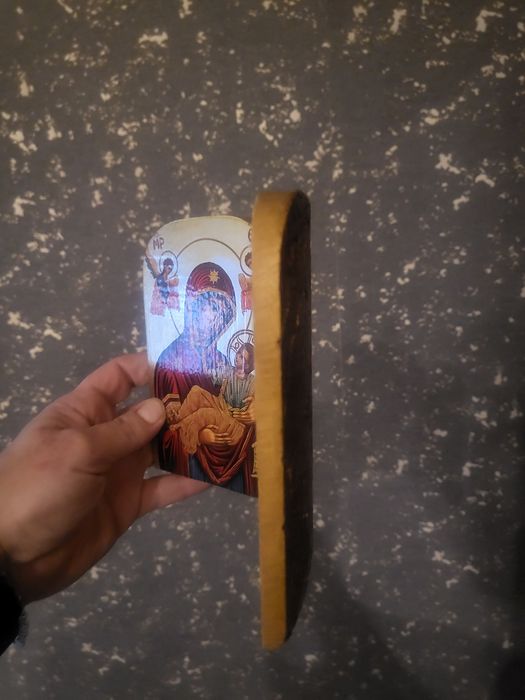 Плакет с дърворезба и две икони