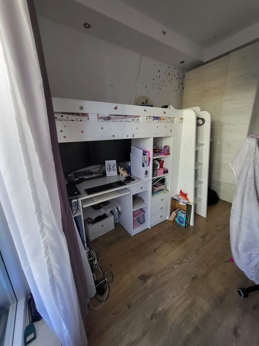 Pat suspendat IKEA, cu birou, dulap si saltea