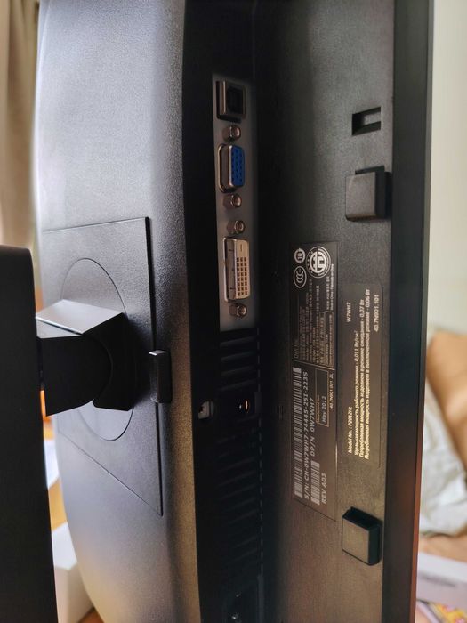 Монитори с колони към тях.