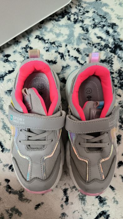 Продается обувь на девочку