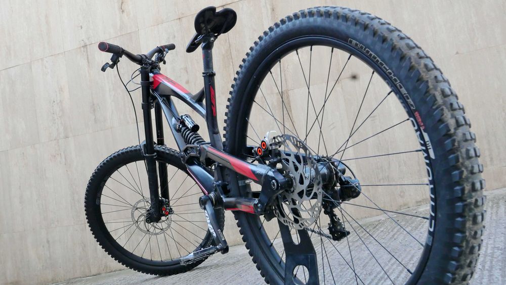 YT Tues AL, Downhill, L, 27.5 цола, RockShox Boxxer RC 200 мм, Vivid R2C, SRAM GX DH 1x7, Magura MT7