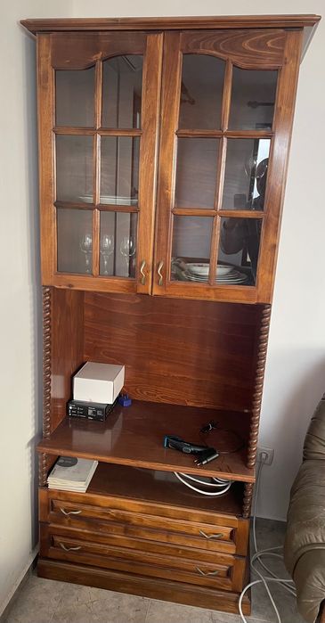 Троянска мебел с дърворезба