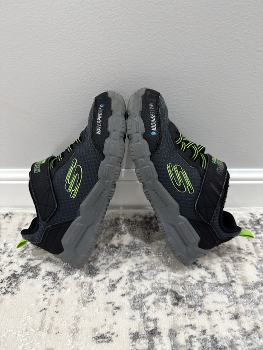 Продается обувь кросовки скетчерс для мальчиков, оригинал. Размер 35