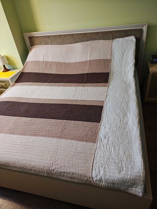 Vând doua cuverturi pentru pat matlasate de calitate. Noi.