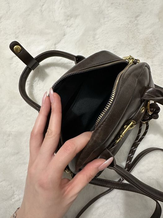 кафява чанта.