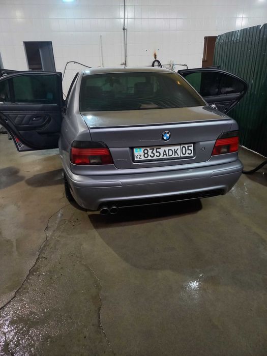 Машина BMW в хорошом состояние