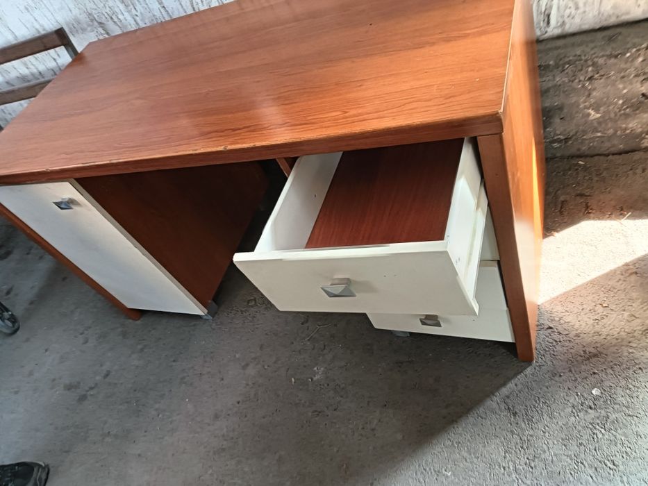 Продам шкаф и стол