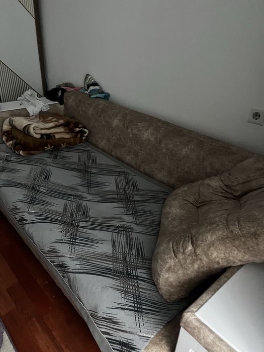 Диван. Раскрывается для двух человек.