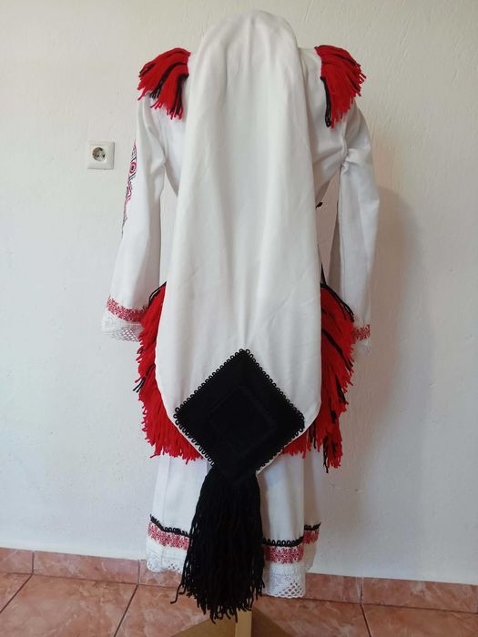 2 броя македонски носии