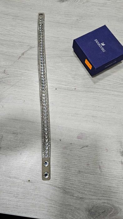 Колие Чокър със светло сива кожа и кристали Swarovski