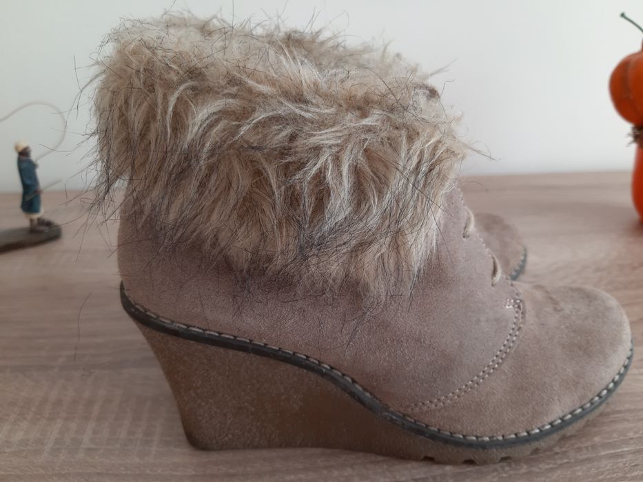 Обувки от естествен набук