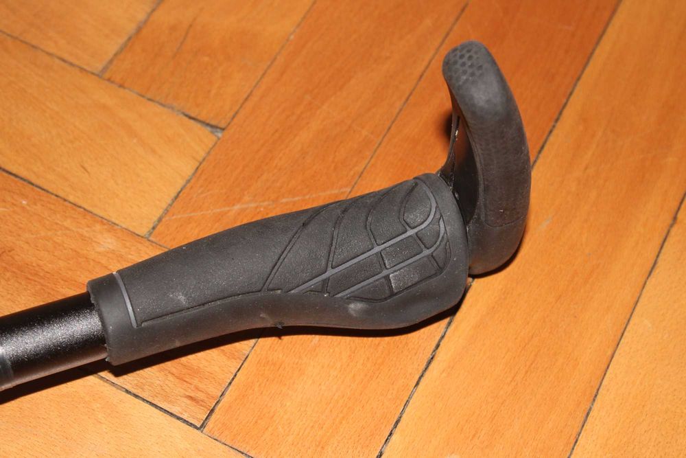 Оригинално хибридно велосипедно кормило, черно