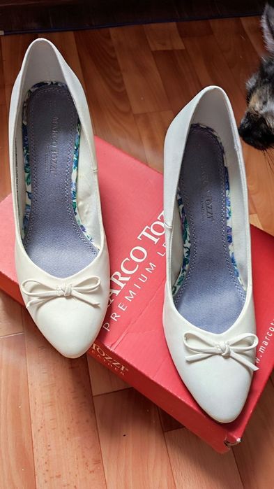 Белые новые туфли