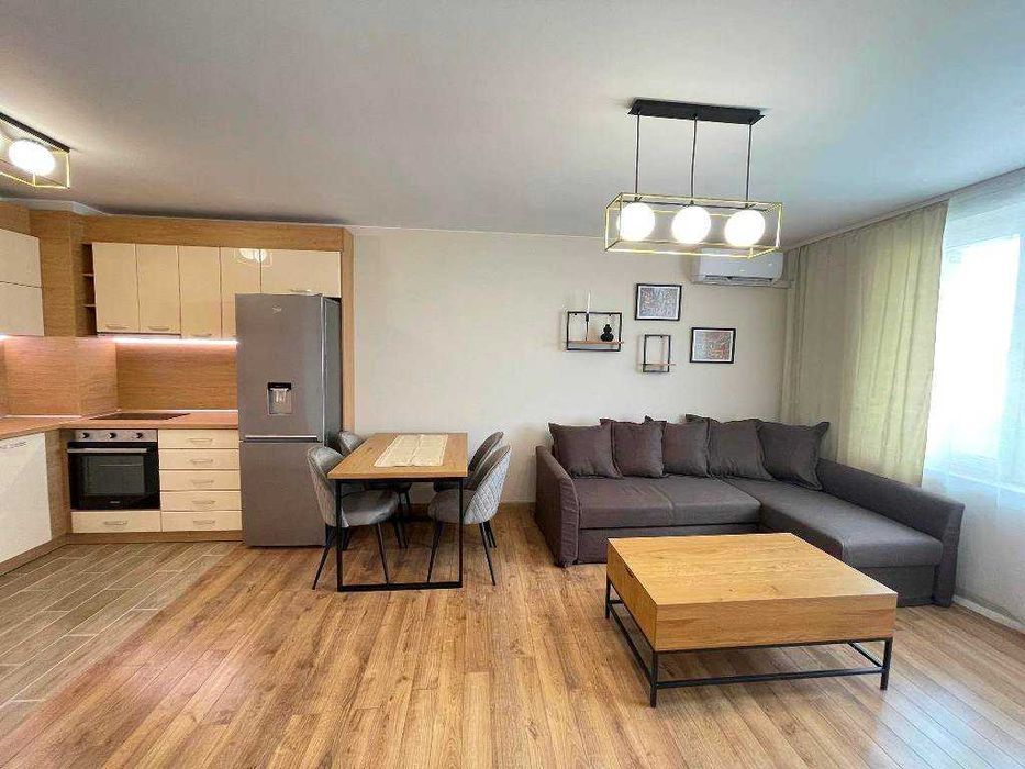 Двустаен обзаведен апартамент с две покрити паркоместа