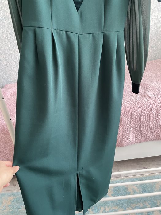 Платье 44 рр шикарно сидит по фигуре