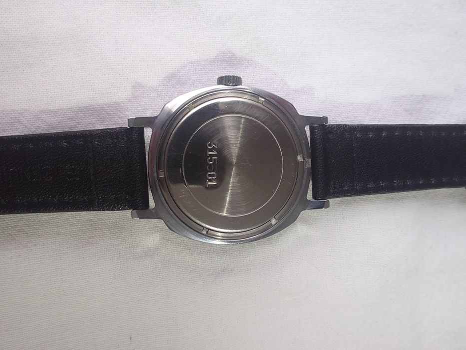 Слава с дата, съветски механичен часовник с ръчно навиване.,