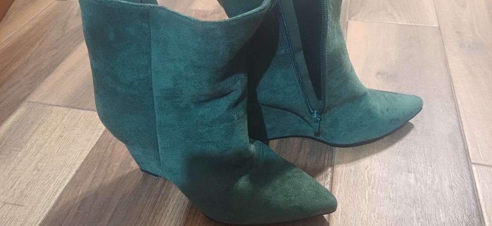 Дамски боти велурени , чисто нови.