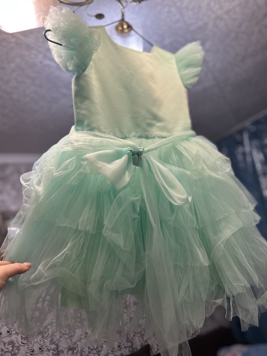 Продам платья на девочку 3-7 лет.