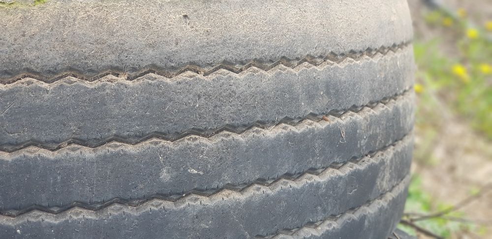 Vand cauciucuri camion motrice si directie 285/70/19.5