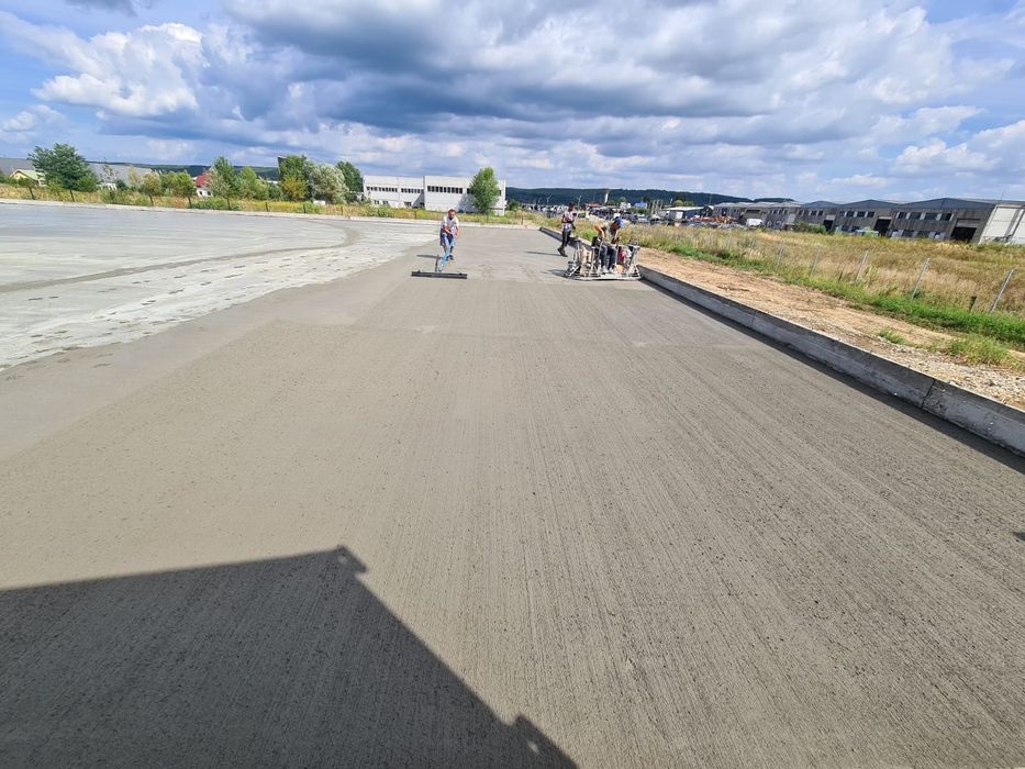 Turnare Beton finisat cu Elicopter si Cuarț, Pardoseli Industriale Elicopterizate, ciment - beton in curte, Periat antiderapant  cu Quarț,