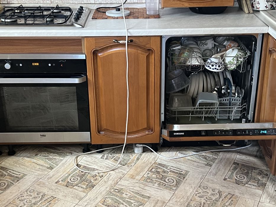 Продам дубовый кухонный гарнитур