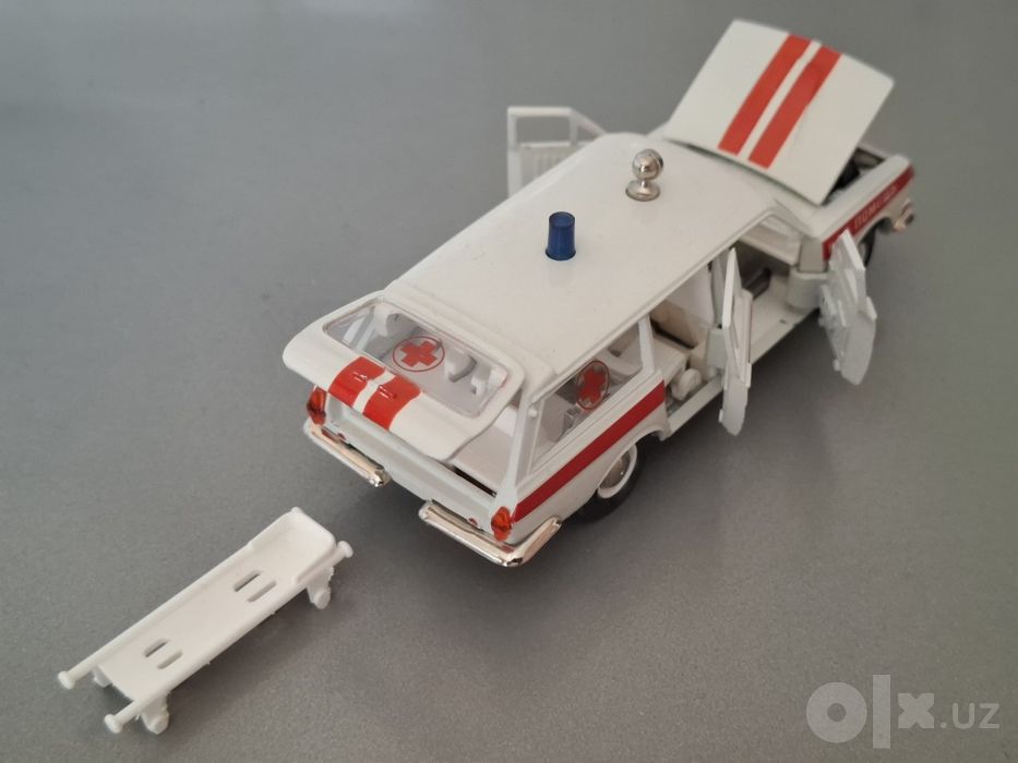 Коллекционная модель ГАЗ 2402 Скорая помощь, масштаб 1:43