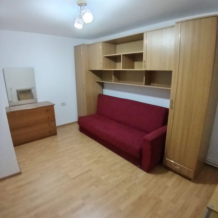 Inchriez apartament la curte