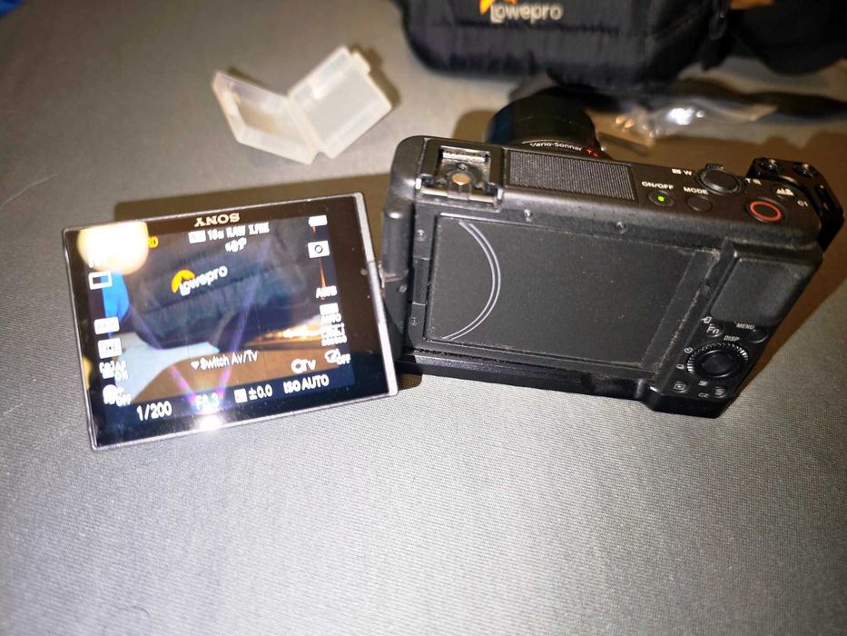 Фотоапарат за влогинг Sony ZV-1 с L грип/бракет SmalRig и екстри