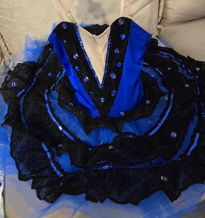 Vând costume de balet fetiță