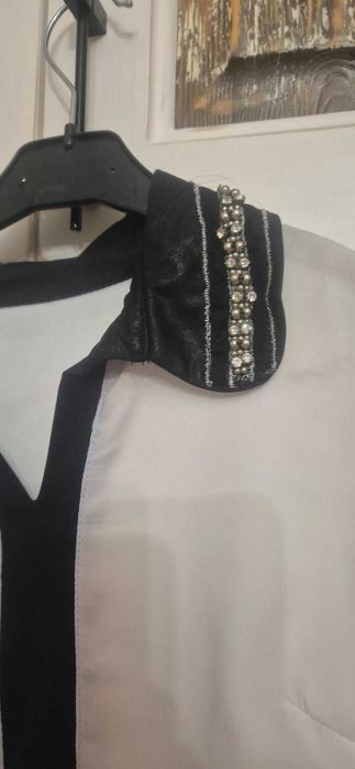 Продавам дамска риза бяло с черно къс ръкав.