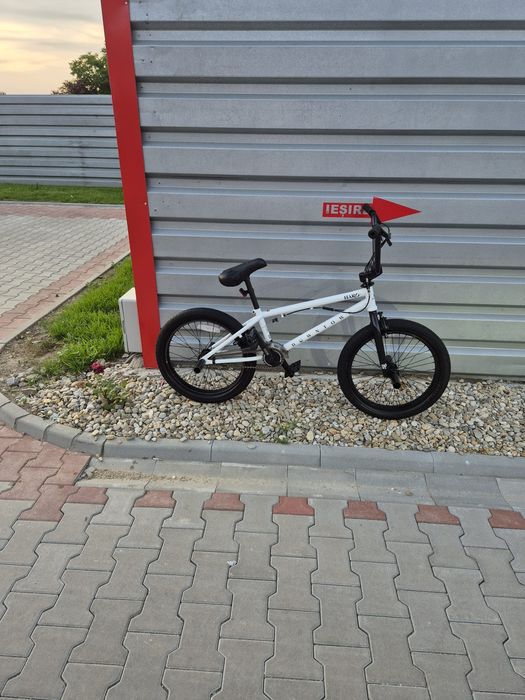 Vând bicicleta în stare foarte bună bicicle bmx
