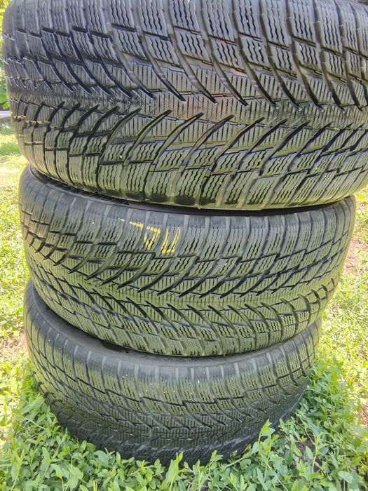 Гуми  235/45/18 4бр. Nokian