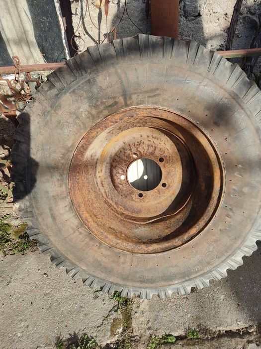 Продавам гуми със джанти за Уаз 235/75 15
