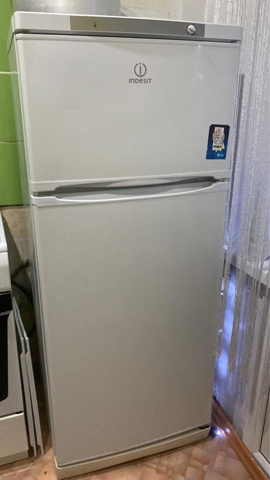 Холодильник “Indezit”