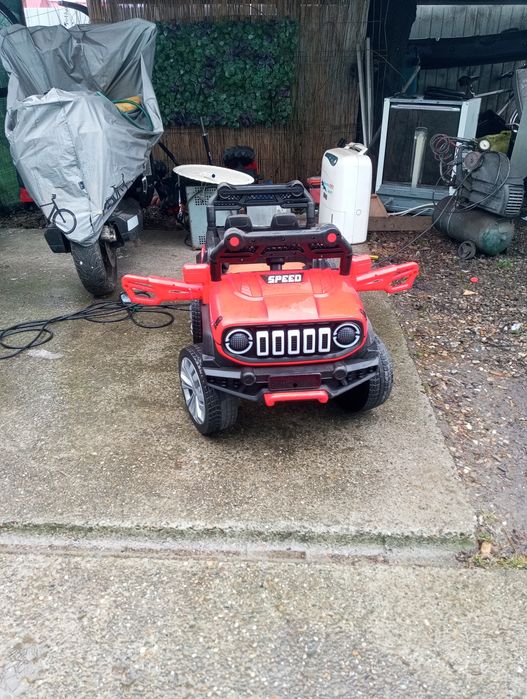 Vând mașină de copiii electrica foarte puțina folosită