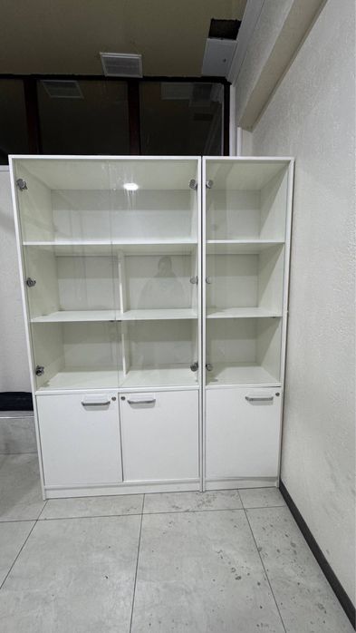 Продаётся витринный шкаф / шкаф с стеклянными дверцами