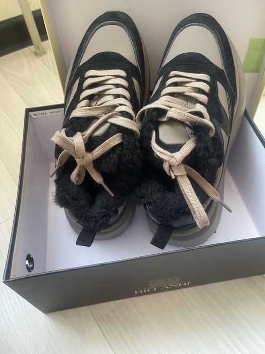 Зимние новые кроссовки