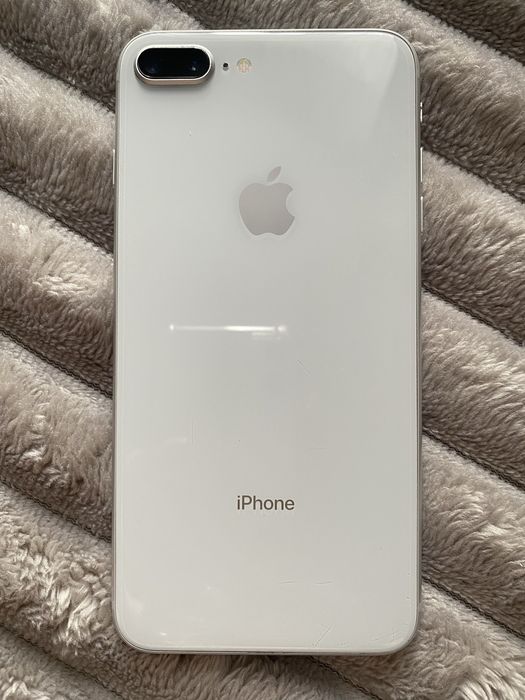 Продам Айфон 8+.