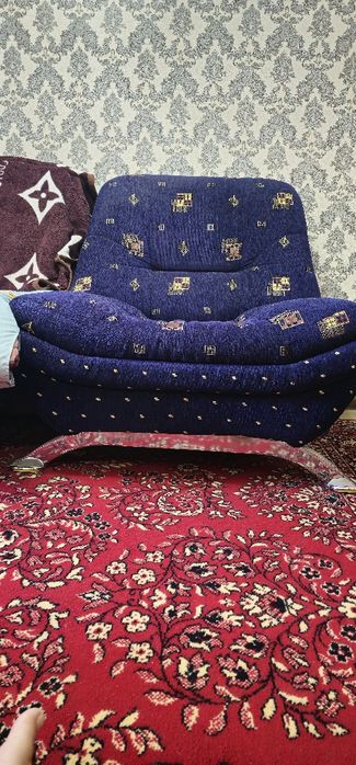 Большой диван и маленький  диван с 2 креслами