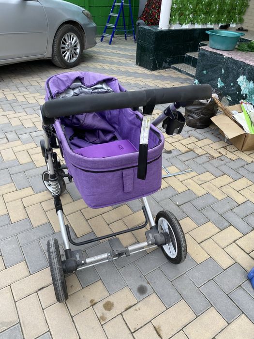 Коляска даром, модненькая.