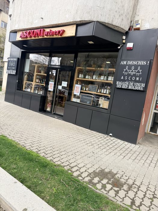 Inchiriez spatiu comercial !!!La strada !!! 50mp , dodat cu aer conditionat si centrala , baie ,