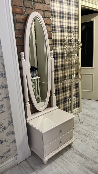 Продается напольное зеркало.