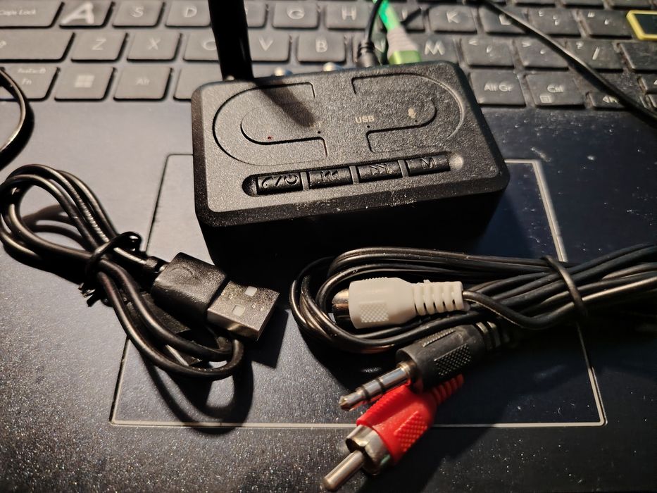 Bluetooth , Wi-Fi , modul media muzică , telefon , microfon